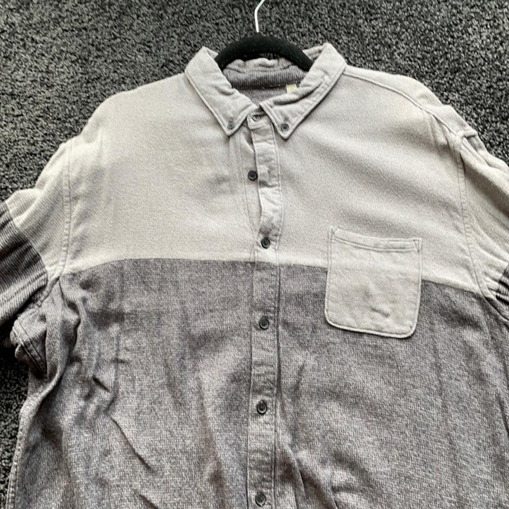✨Howe✨ long sleeve casual button down.